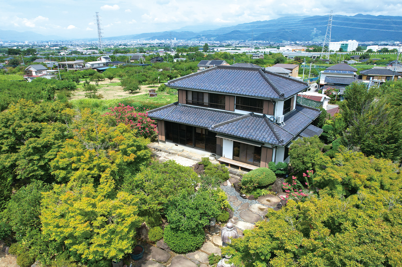 １０００坪の敷地の一棟貸し宿「庭園の家」宿泊受付中！